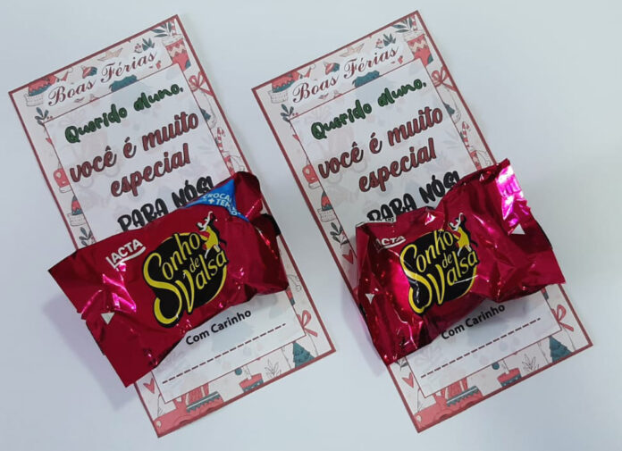 Cartão de Natal com chocolate pronto para imprimir gratuito