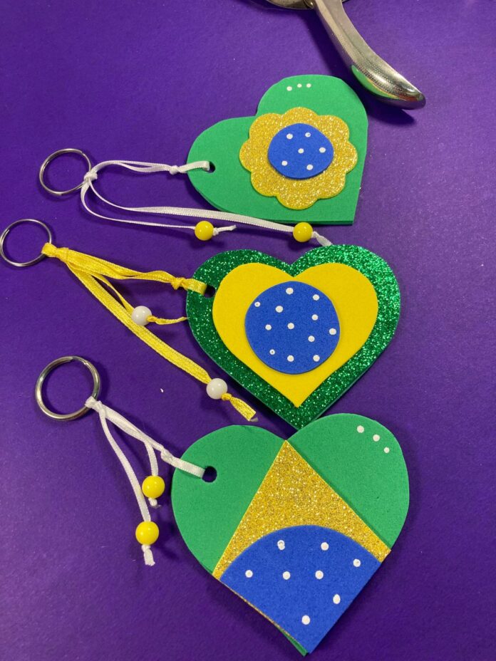 3 Lembrancinhas de E.V.A. chaveiros modelo coração do Brasil