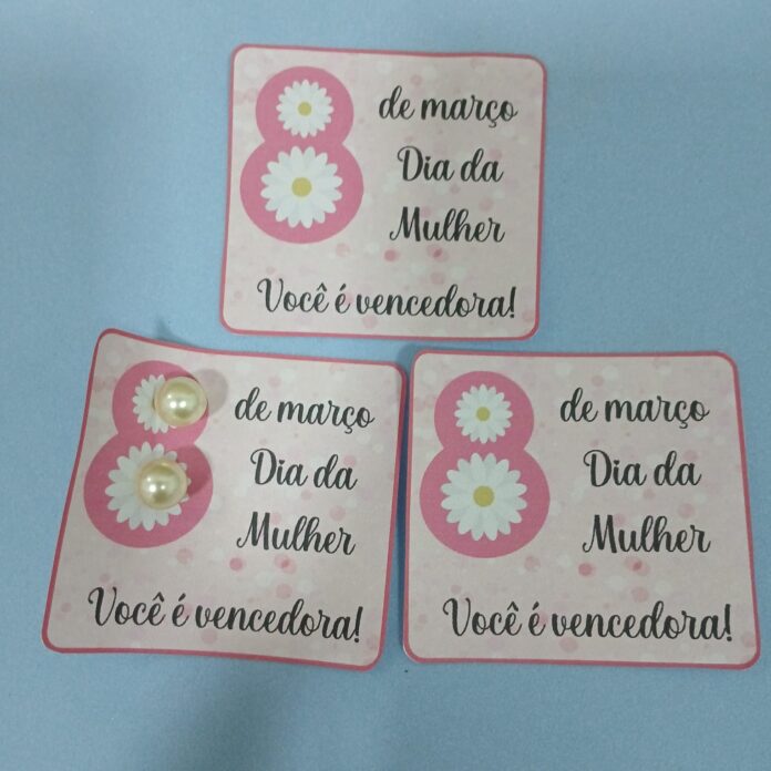 Lembrancinha cartão para o Dia da Mulher com brinco