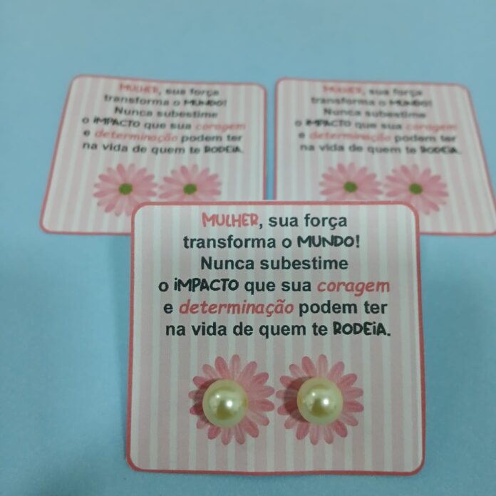 lembrancinha cartão com brinco para o Dia da Mulher